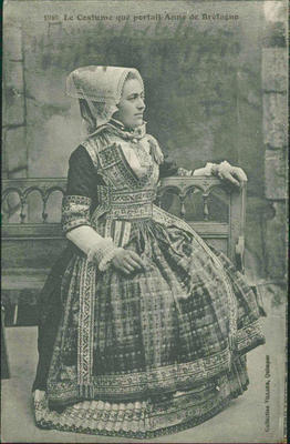 Postcard from Frances Hodgkins of 'Le Costume que Portrait 'Anne' de Bretagne' to Hannah Ritchie