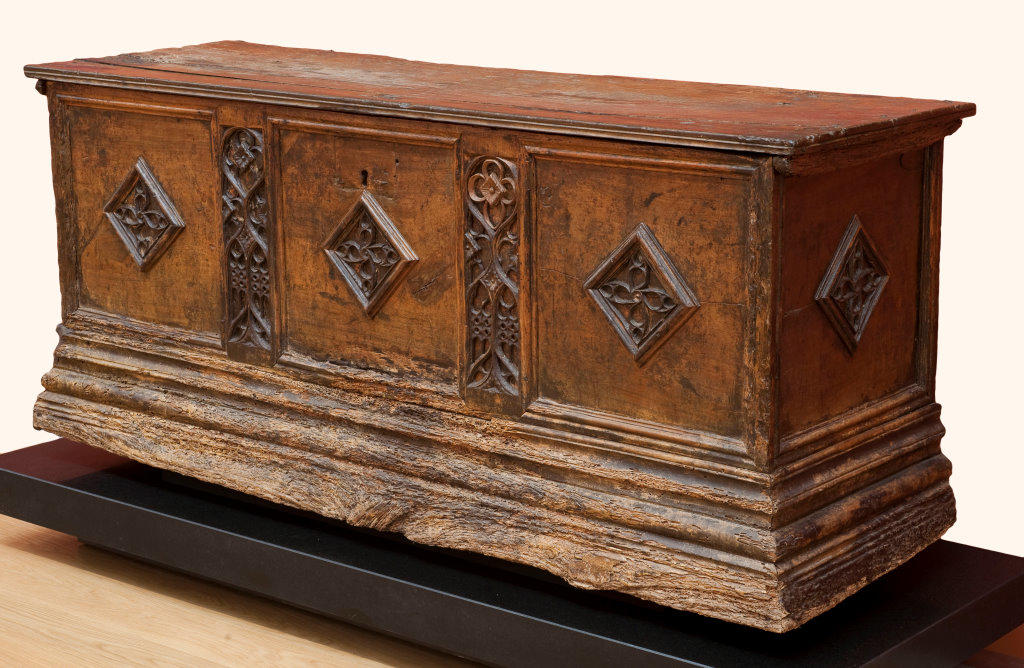 Chest with leaf and flower motifs