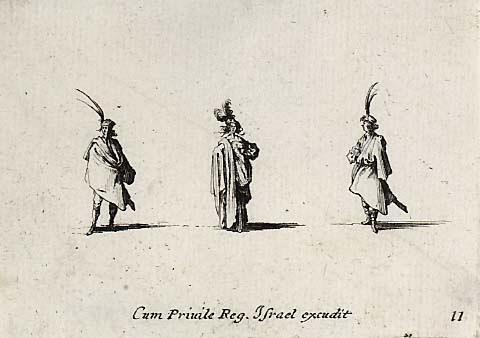 Une dame, portant un long manteau sur l'epaule droite, entre deux hommes