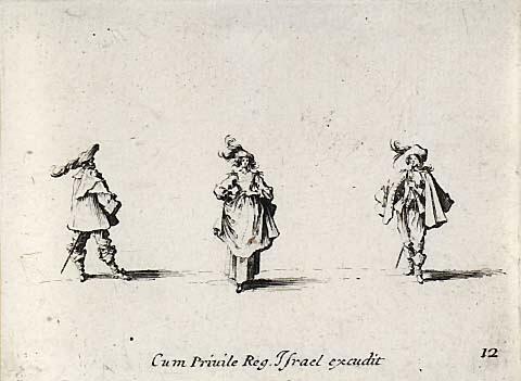 Une dame, coiffee d'un chapeau a deux plumes et les deux mains sur les hanches, vue de face, entre deux hommes