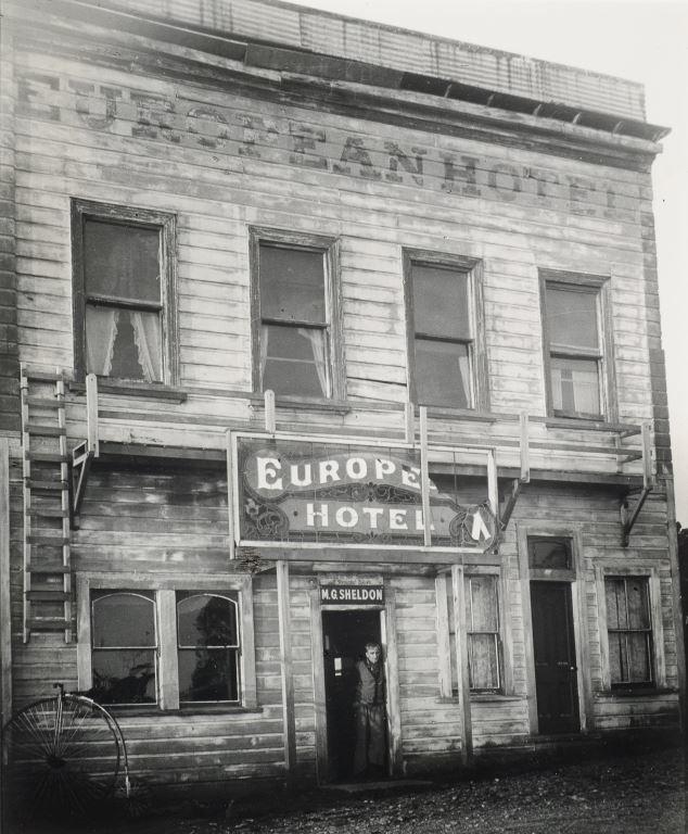 European Hotel, Charleston, Westland, Mick Sheldon the licensee at the door