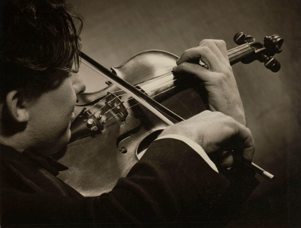 (Man playing violin)
