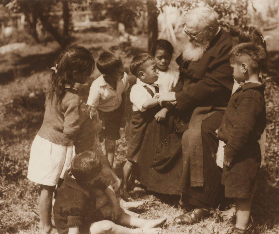 Self portrait with Maori children