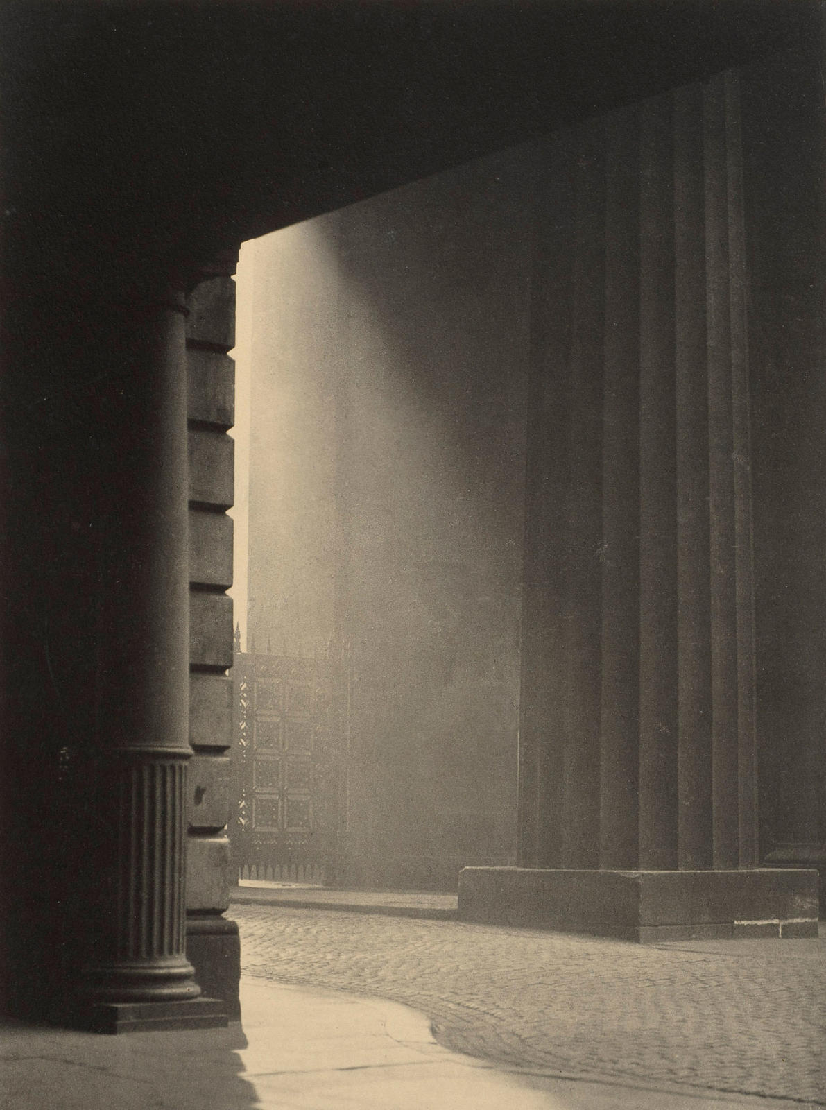 (Ionic pillars)